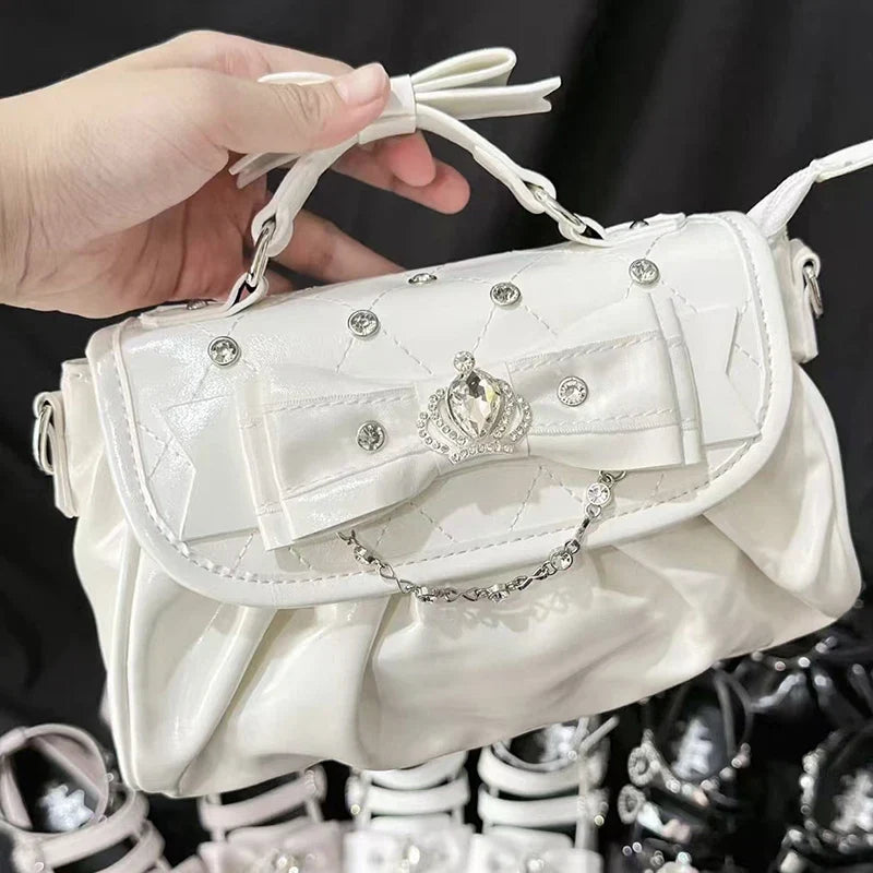 Bolso de Hombro Blanco con Lazo y Strass – Elegante y Versátil